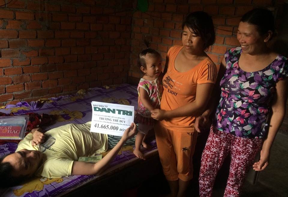 Gần 42 triệu đồng đến người đàn ông liệt tứ chi - 2 Chị Ksêr H.Anh đem niềm vui đến với anh Duy khi đón nhận số tiền do bạn đọc báo Dân trí ủng hộ giúp đỡ gia đình