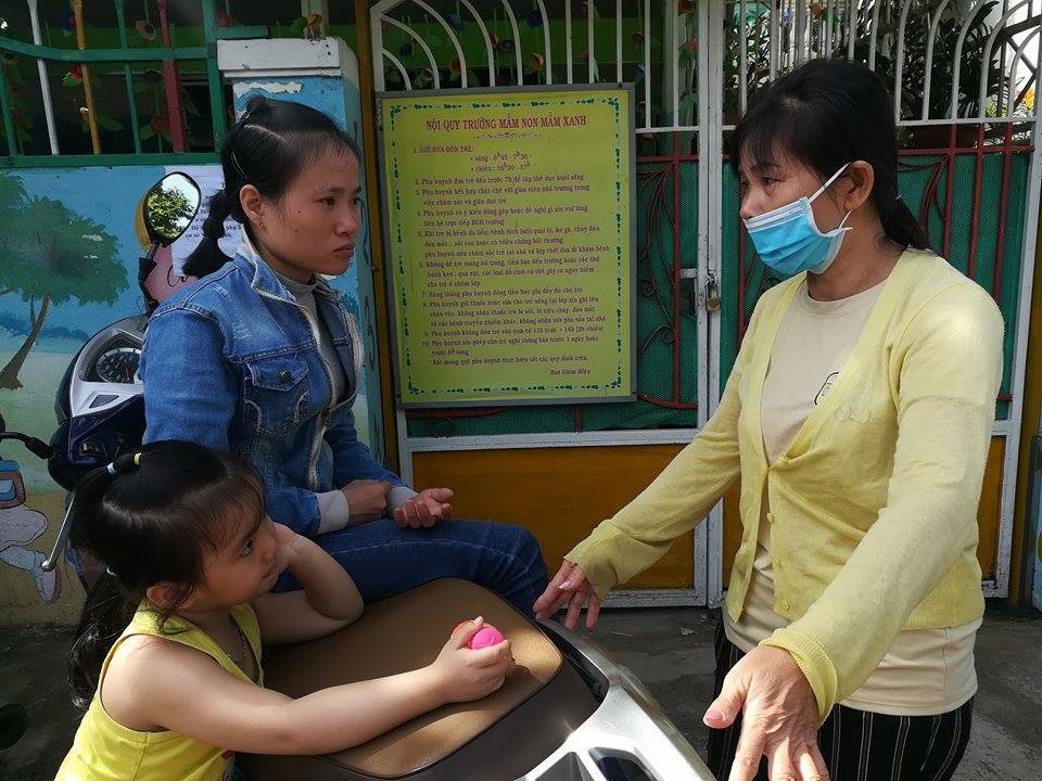 Vụ bảo mẫu bạo hành trẻ kinh hoàng: “Tôi nghẹn đắng, không ăn uống nổi” - 1 Phụ huynh, người dân đổ về trước cơ sở mầm non Mầm Xanh