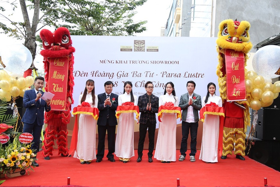 Khai trương Showroom chính thức đèn hoàng gia Ba Tư – Parsa Lustre tại Việt Nam - 3 Đại diện lãnh đạo Gia Phát Global và đại biểu khách mời cắt băng khai trương