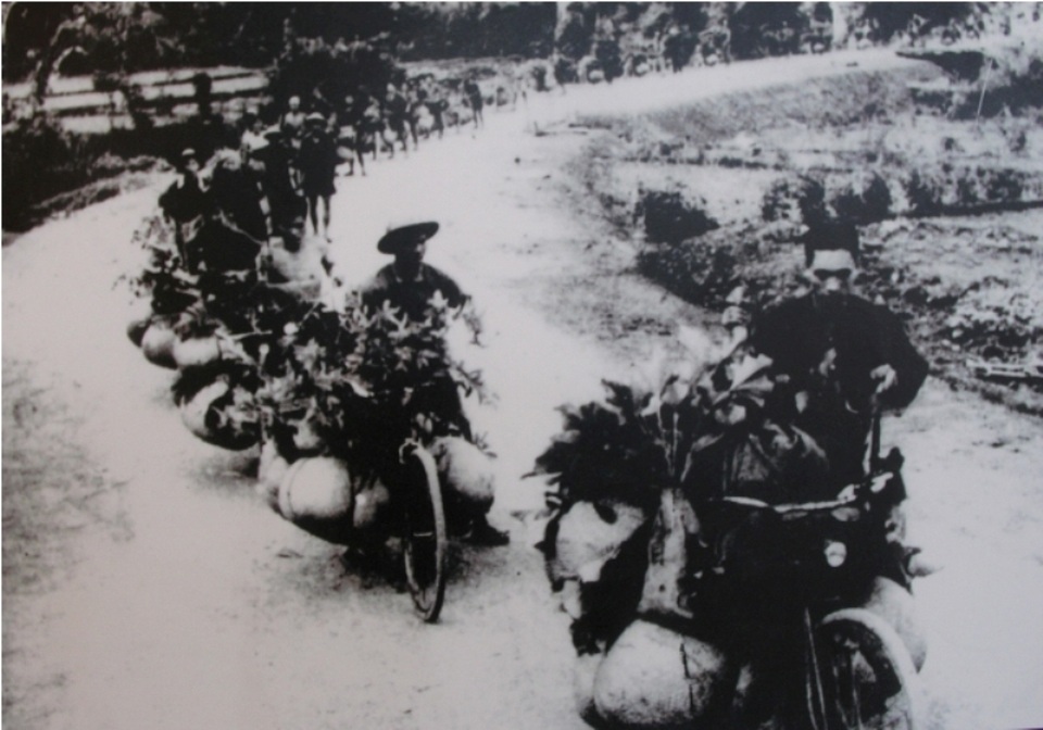 Huyền thoại của người dân xứ Thanh trên đường lên Điện Biên Phủ - 4 Ngày 15/4/1954, đồng chí Văn Tiến Dũng thay mặt Tổng quân ủy Trung ương và Sở chỉ huy tiền phương của Liên khu ở Cẩm Thủy giao nhiệm vụ cho Thanh Hóa trong vòng 20 ngày phải huy động thêm 2.000 tấn gạo, 147 tấn thực phẩm và muối để phục vụ chiến dịch Điện Biên Phủ