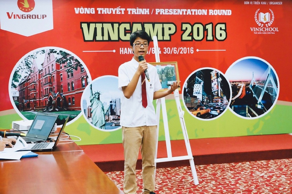 30 học bổng toàn phần tham dự Trại hè VinCamp 2017 tại Anh quốc - 2 Học sinh sẽ chủ trì các dự án phát triển phong trào học tập trong trường và sau đó báo cáo kết quả triển khai thực tế. Những học sinh xuất sắc nhất sẽ được lựa chọn tham gia Trại hè quốc tế tại Anh. Ảnh chụp: Học sinh Vinschool báo cáo về dự án của mình trong VinCamp 2016.