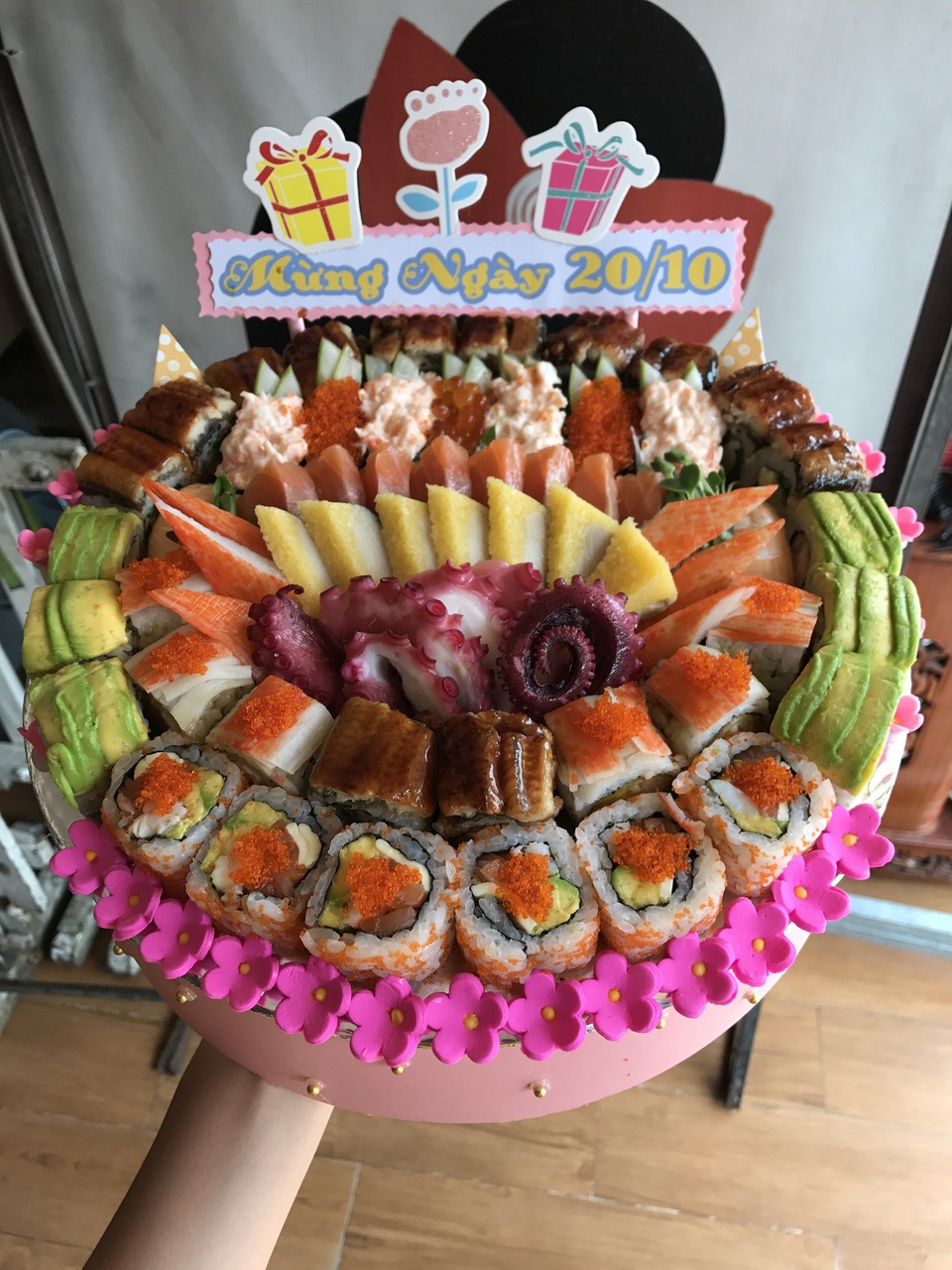 Độc đáo bánh sinh nhật sushi giá vài triệu đồng một chiếc - 3 Bánh sushi còn được đặt để kỉ niệm những dịp lễ như 20/10, 8/3,...