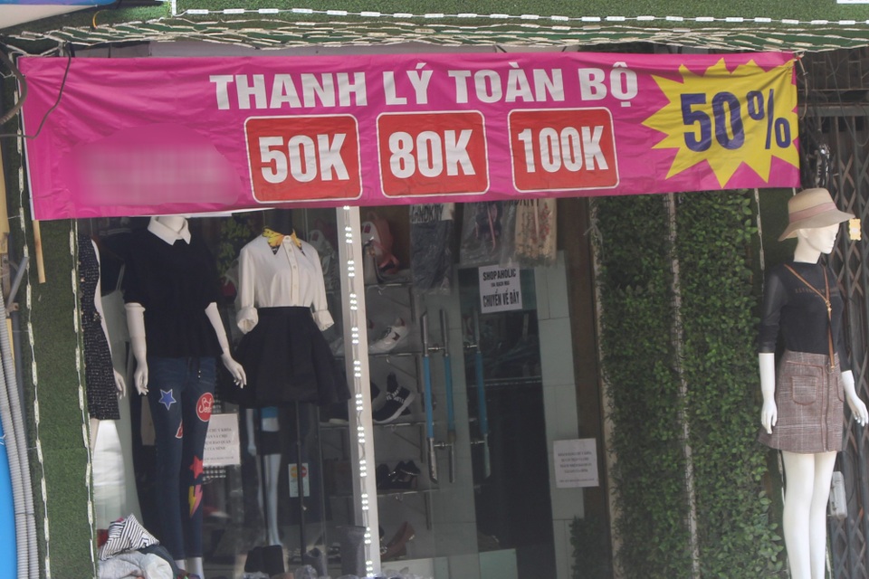 Giao mùa, cửa hàng quần áo thu 80 triệu đồng/ngày - 3
Nhiều cửa hàng treo biển thanh lý, giảm giá vì ế ẩm. Ảnh: Hồng Vân