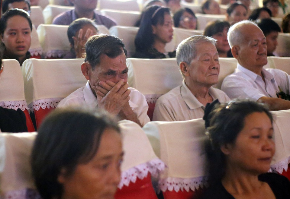 Tri ân người hiến xác cho y học - 4 Trong buổi lễ, những người thân của người hiến xác không nén được cảm xúc. Đây là lần thứ 19 ĐH Y khoa Phạm Ngọc Thạch tổ chức lễ tri ân.