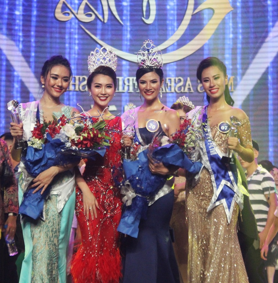 Người đẹp Việt Nam trở thành Á hậu 1 Hoa hậu Hữu nghị ASEAN - 3 Người đẹp Thái Lan Nuttanan Naree (mặt áo màu xanh dương) đã chính thức đăng quang Hoa hậu hữu nghị Asean 2017 lần thứ I