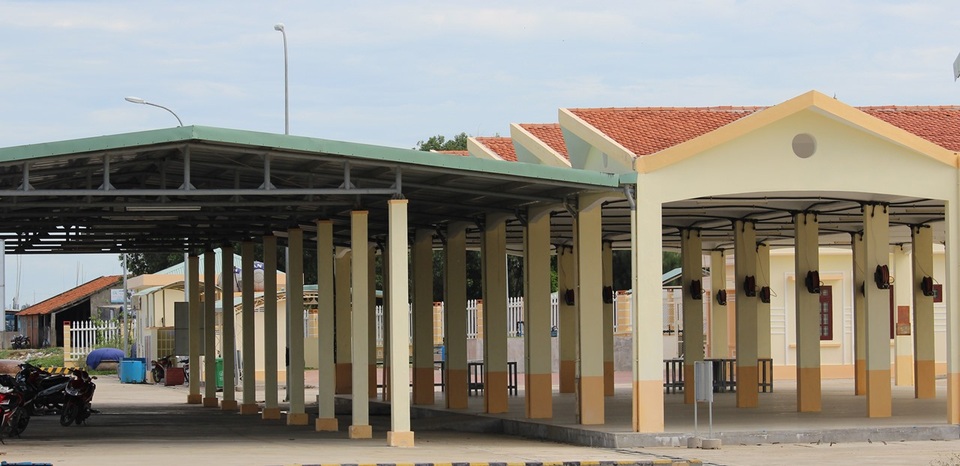 Vì không có tàu thuyền vào cập cảng để bán cá, nhập nhiên liệu nên trang thiết bị hầu như không được đụng đến