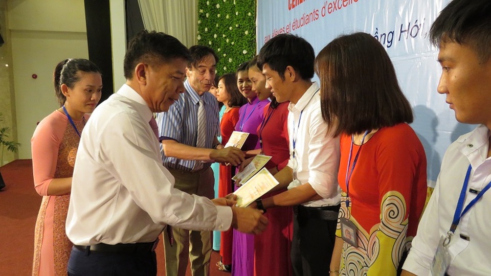 Trao học bổng Vallet đến HS, SV nghèo hiếu học tại 3 tỉnh miền Trung - 4 Trao học bổng Vallet đến HS, SV nghèo hiếu học tại 3 tỉnh miền Trung - 4