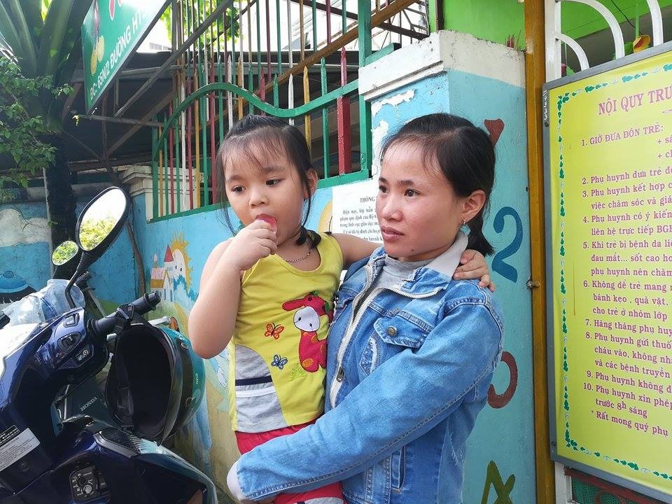 Vụ bảo mẫu bạo hành trẻ kinh hoàng: “Tôi nghẹn đắng, không ăn uống nổi” - 4
Chị Nguyễn Thị Hường, gửi con tại đây cho hay tháng 11 năm ngoái con chị từng bị bảo mẫu tại cơ sở Mầm xanh đánh