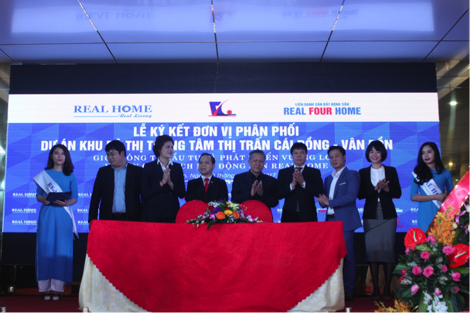 Chủ đầu tư Vương Long chọn Real Home là nhà phân phối dự án tại Vân Đồn, Quảng Ninh - 4
Lễ ký kết phân phối dự án Khu trung tâm thị trấn Cái Rồng – Vân Đồn