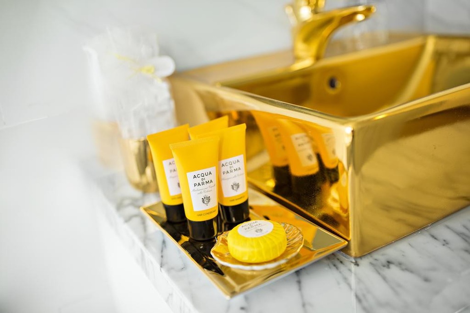 Tận hưởng năm mới sang trọng như ở Dubai tại Đà Nẵng - 4 Các thiết bị vệ sinh đều dát vàng 24K của Khách sạn Danang Golden Bay