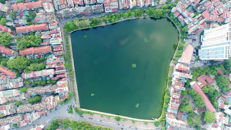 
Hồ Xã Đàn được bao quanh bởi các khu tập thể cũ ở Thủ đô, tiếp giáp với các phố Nam Đồng, Hồ Đắc Di,...
