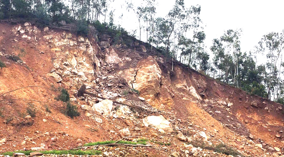 Lo núi sập, 17 hộ dân kêu cứu - 1 Tình trạng sạt lở đất đá tại xóm 5, 6A, 6B và 7 xã Hưng Yên Nam diễn ra trong thời gian qua khiến cho các hộ dân nơi đây lo lắng.