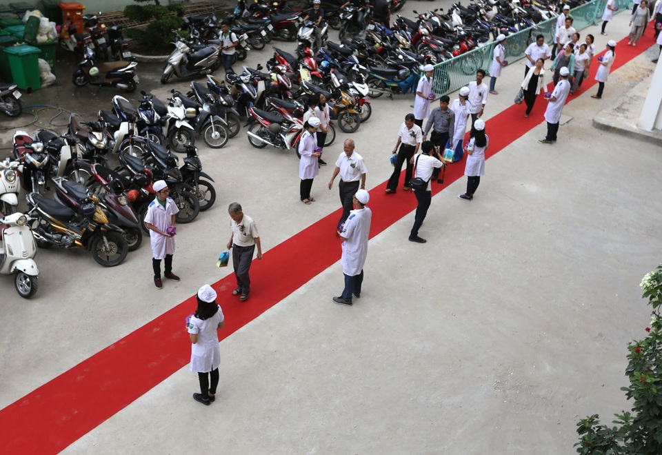 Tri ân người hiến xác cho y học - 5 Các sinh viên xếp thành hàng dài, cúi đầu khi người nhà của người hiến xác đi từ giảng đường đến khoa giải phẫu, nơi chứa các thi hài.
