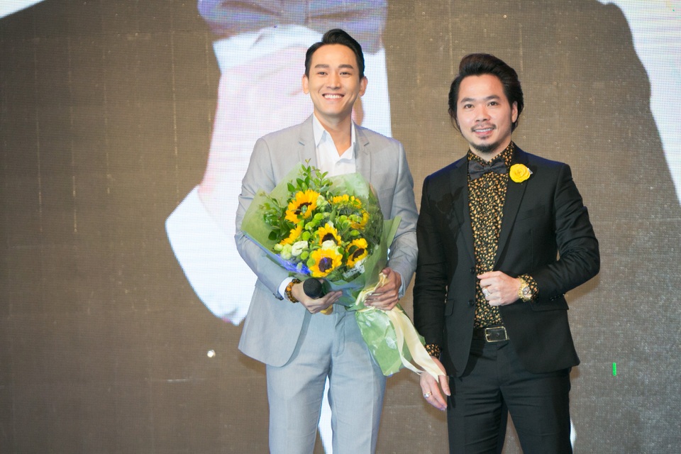 Mr Đàm làm “Đại sứ thương hiệu” - 3 DV – NSX Hứa Vĩ Văn nhận hoa từ CEO Murad Việt Nam – Anh Daniel Dũng Bùi