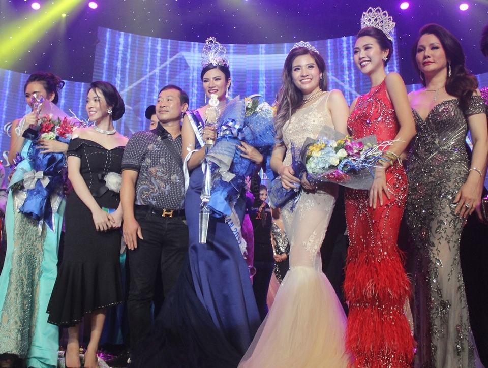 Người đẹp Việt Nam trở thành Á hậu 1 Hoa hậu Hữu nghị ASEAN - 4 Các thí sinh chụp ảnh chức mừng cùng tân Hoa hậu người Thái Lan