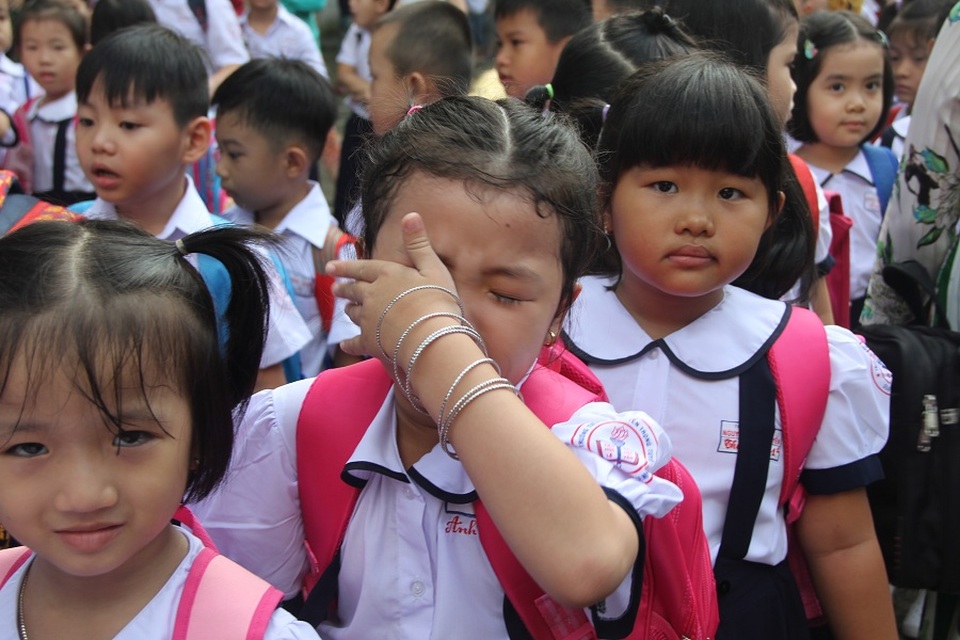 TPHCM: 1,5 triệu học sinh tựu trường - 3 Nhiều học sinh lớp 1 lần đầu tới trường mếu máo, bật khóc khi rời vòng tay bố mẹ