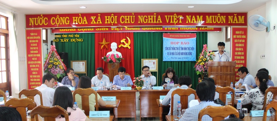 Khách hàng “ngậm đắng” khi mua nhà ở xã hội Nam Hùng Vương - 1 Quang cảnh buổi họp báo thông tin về các vụ việc liên quan đến dự án nhà ở xã hội Nam Hùng Vương.
