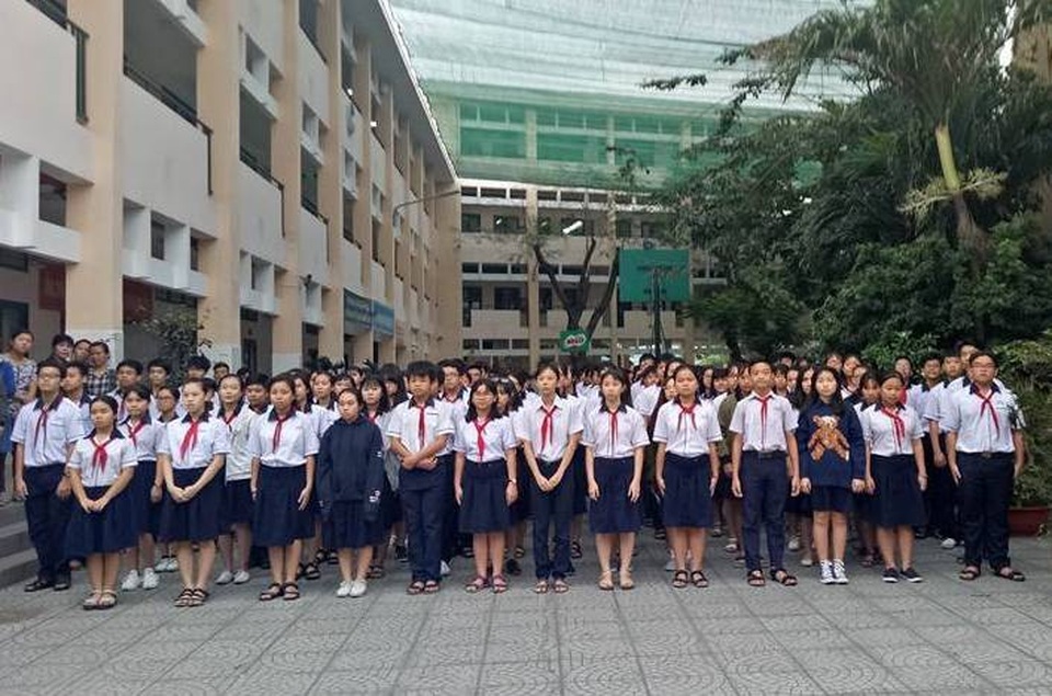 Hàng ngàn học trò nghẹn ngào tiễn biệt thầy hiệu trưởng đột ngột qua đời - 2 Học sinh kính cẩn chờ thầy