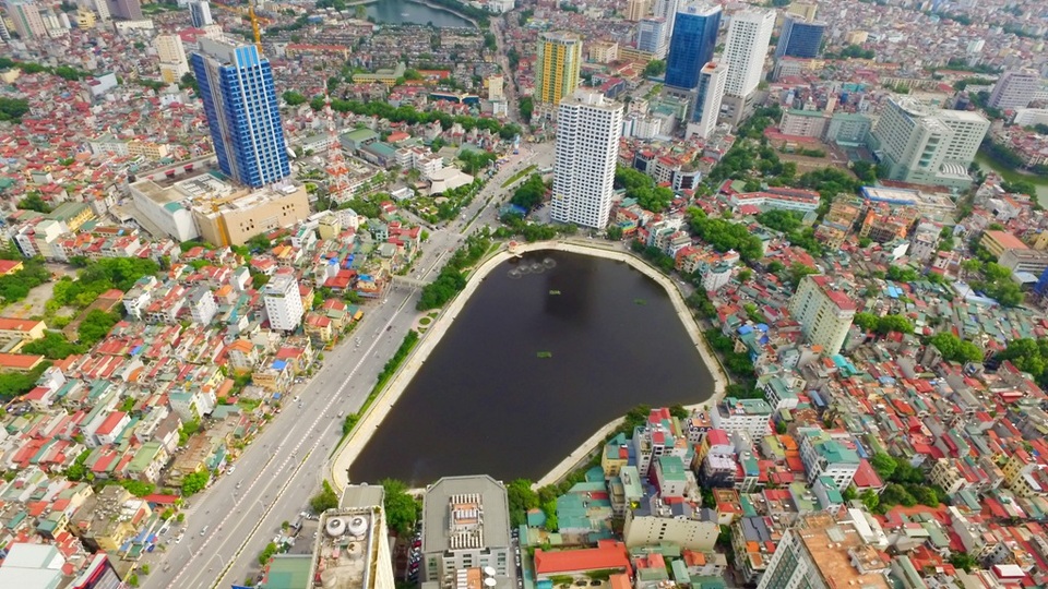 Hồ Ngọc Khánh thuộc quận Ba Đình, Hà Nội có diện tích khá nhỏ song có ý nghĩa quan trọng trong việc điều hòa không khí, tạo cảnh quan môi trường cho khu vực. Hồ nhiều lần xảy ra tình trạng ô nhiễm song đã được tiến hành cải tạo, nạo vét.