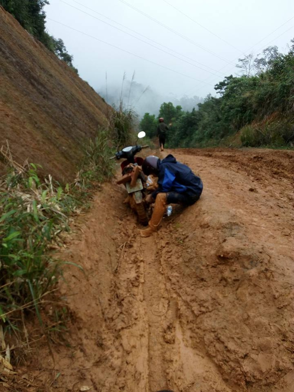 Hình ảnh giáo viên “tắm bùn” ở Quảng Nam gây xúc động mạnh - 3 Do bùn đất và trơn trượt làm xe hỏng dọc đường