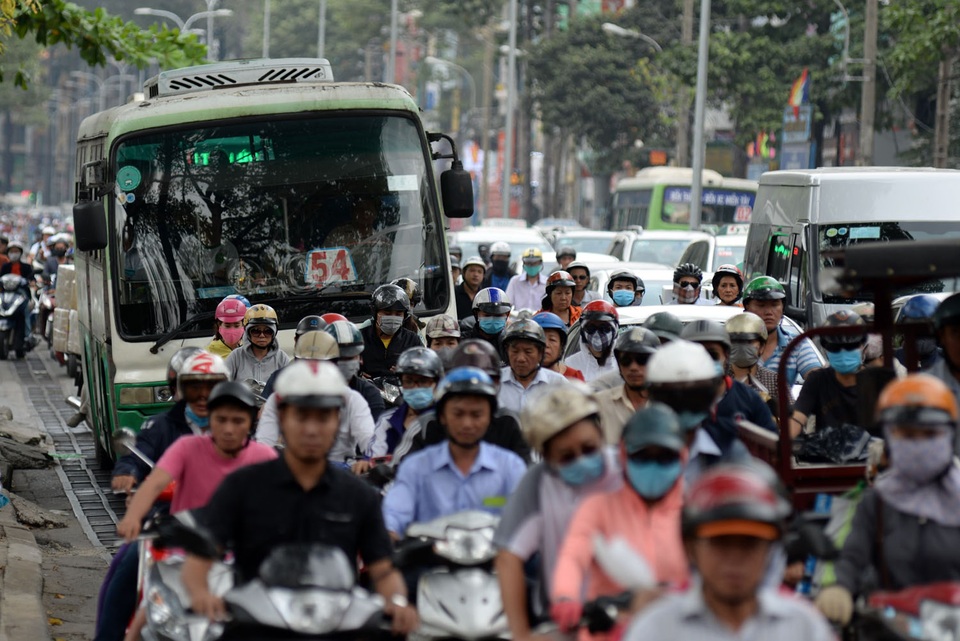 Chiếc xe bus lấn vào đường xe máy để di chuyển.