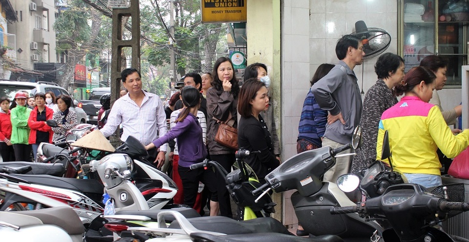 Người Hà Nội xếp hàng dài mua bánh trôi ăn Tết Hàn Thực - 1 Dòng người xếp hàng từ khá sớm kéo dài hàng trăm mét chờ mua bánh trôi, chay