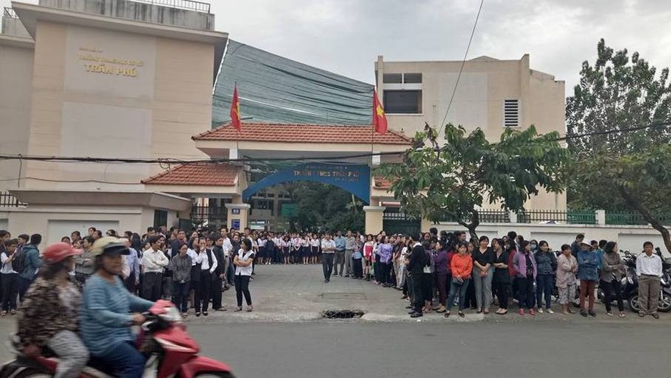 Hàng ngàn học trò nghẹn ngào tiễn biệt thầy hiệu trưởng đột ngột qua đời - 1
Biết tin xe tang thầy sẽ đến chào trường lần cuối, hàng ngàn học sinh và phụ huynh Trường THCS Trần Phú ngay ngắn đứng trên đường phố đón thầy