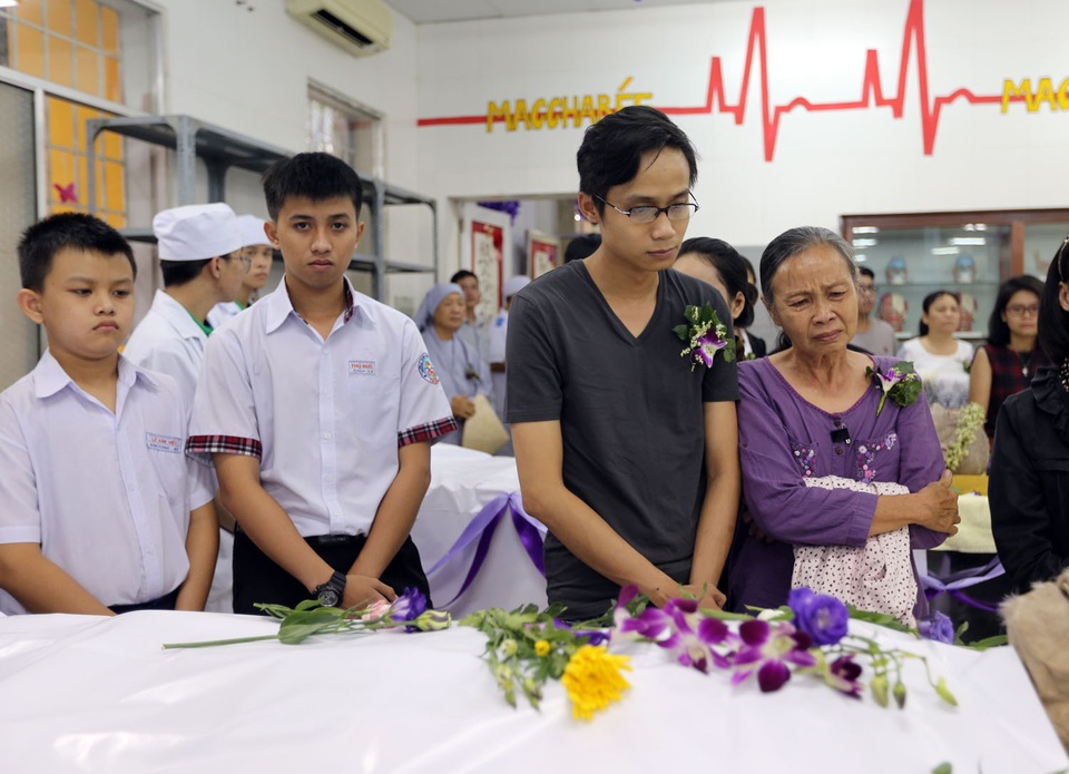 Tri ân người hiến xác cho y học - 7 Các sinh viên cùng thân nhân cúi đầu thành kính trước những thi hài của người hiến xác.