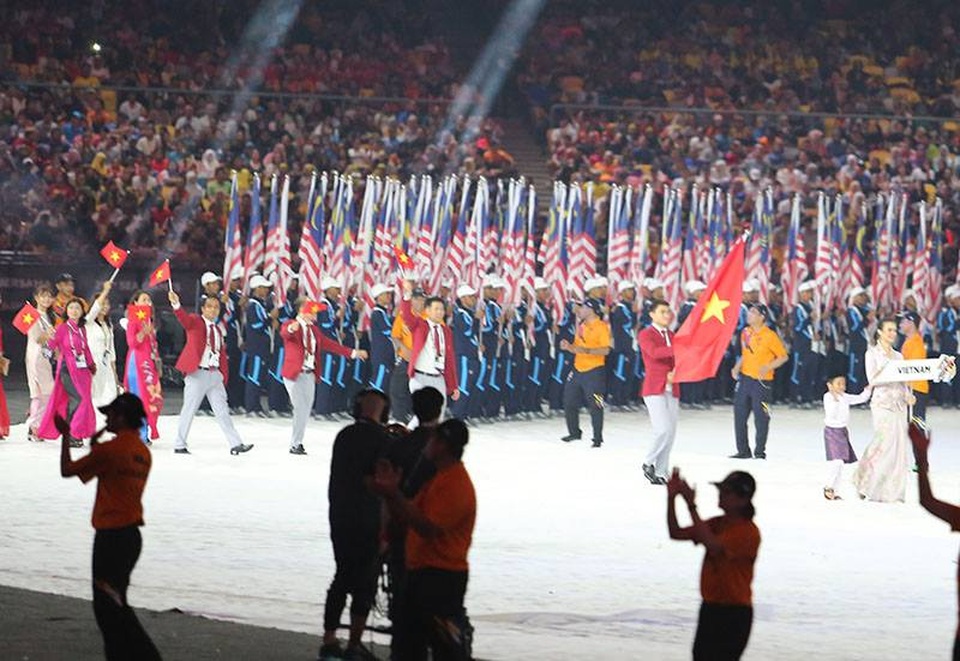Lễ khai mạc SEA Games 29: Bữa tiệc đậm đà bản sắc văn hóa - 10
Kiếm thủ Vũ Thành An cầm cờ cho đoàn thể thao Việt Nam, ảnh: Q.H