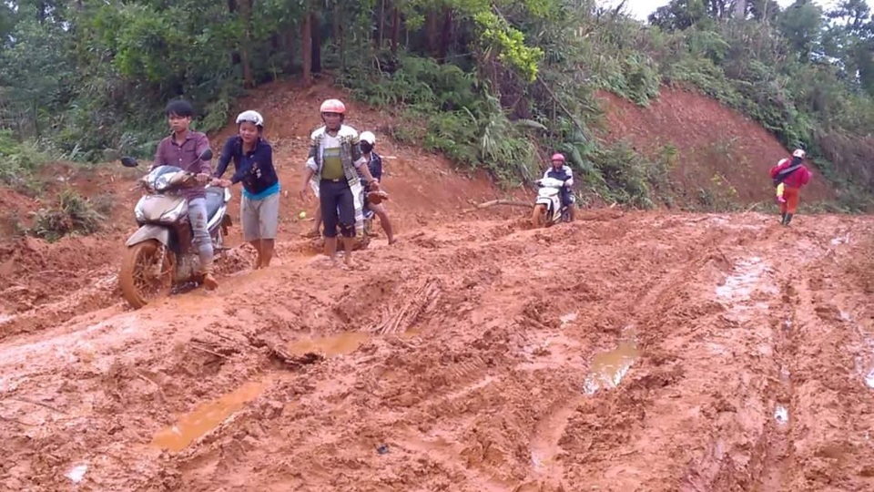 Hình ảnh giáo viên “tắm bùn” ở Quảng Nam gây xúc động mạnh - 5 Hình ảnh giáo viên “tắm bùn” ở Quảng Nam gây xúc động mạnh - 5