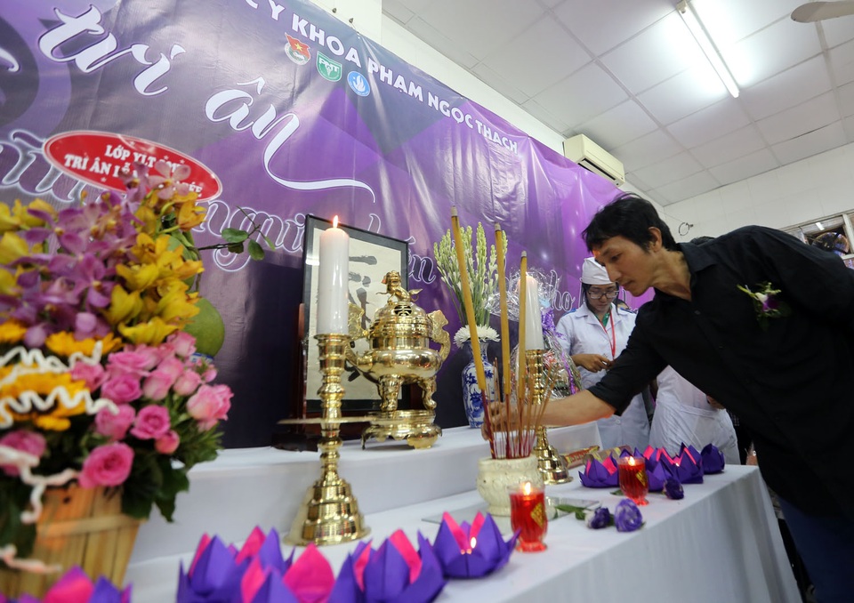 Tri ân người hiến xác cho y học - 8 Dòng người thắp từng nén nhang để tưởng nhớ người đã khuất.