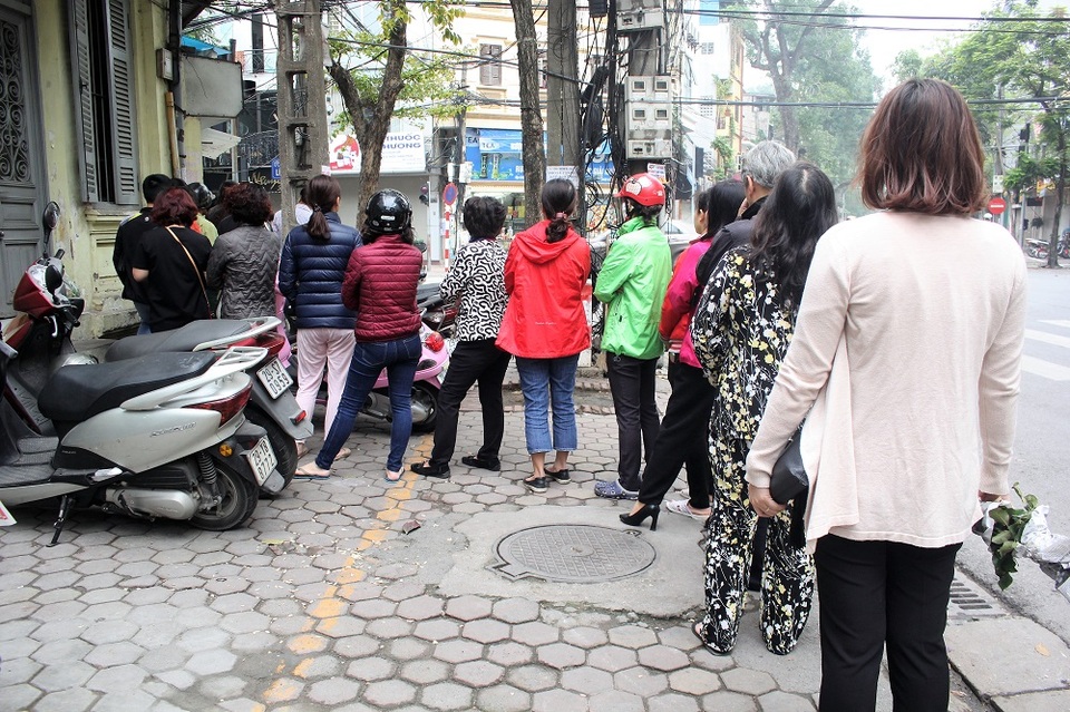Người Hà Nội xếp hàng dài mua bánh trôi ăn Tết Hàn Thực - 3 Đoàn người kiên nhẫn chờ đợi đến lượt mua hàng