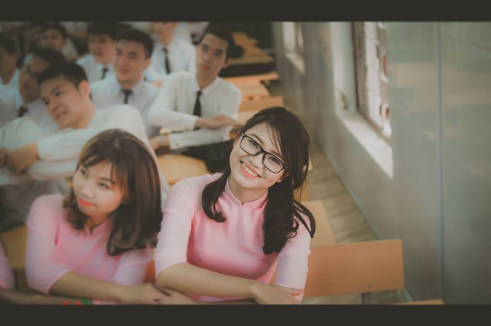 Nữ sinh kỹ thuật tươi như hoa khiến người đối diện "mê mẩn" - 5 Nữ sinh kỹ thuật tươi như hoa khiến người đối diện "mê mẩn" - 5
