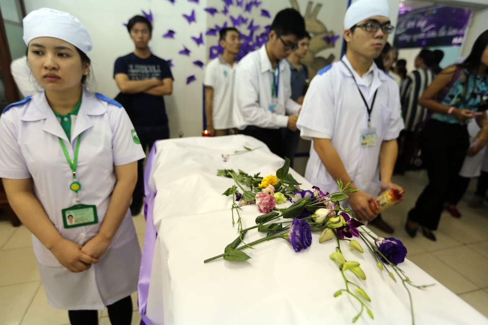 Tri ân người hiến xác cho y học - 9 Những cành hoa lan trắng được người thân đặt lên thi hài của người đã dành thân xác cho y học.