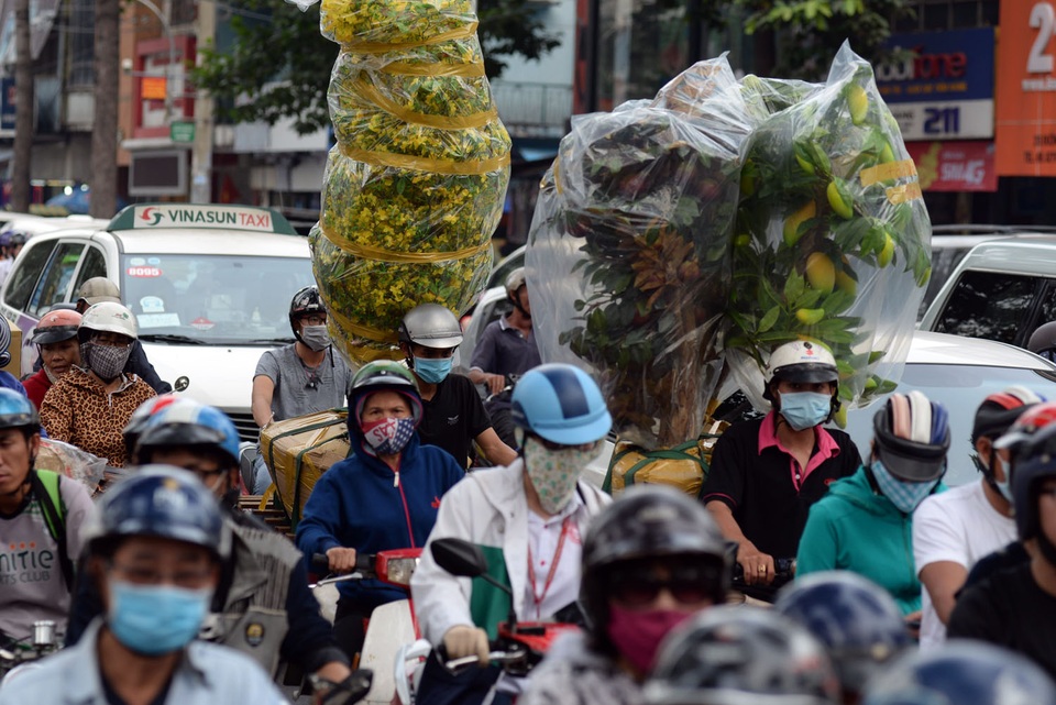 Những người vận chuyển hoa tết không thể nhúc nhích.