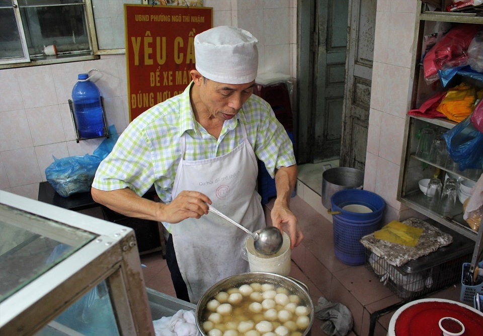 Người Hà Nội xếp hàng dài mua bánh trôi ăn Tết Hàn Thực - 2 Bánh làm đến đâu hết đến đó