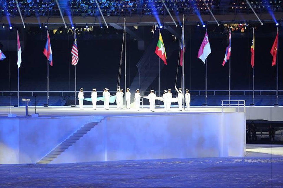Lễ khai mạc SEA Games 29: Bữa tiệc đậm đà bản sắc văn hóa - 9
Binh sĩ hải quân Malaysia thượng cờ SEA Games 29 và cờ của Liên đoàn thể thao Đông Nam Á