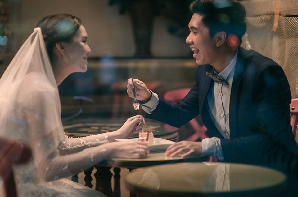 Hài hước bộ ảnh cưới "mê ẩm thực" của cặp đôi Thái Lan - 7 Hài hước bộ ảnh cưới "mê ẩm thực" của cặp đôi Thái Lan - 7