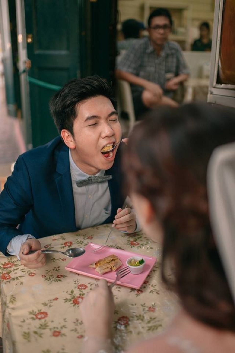 Hài hước bộ ảnh cưới "mê ẩm thực" của cặp đôi Thái Lan - 8 Hài hước bộ ảnh cưới "mê ẩm thực" của cặp đôi Thái Lan - 8