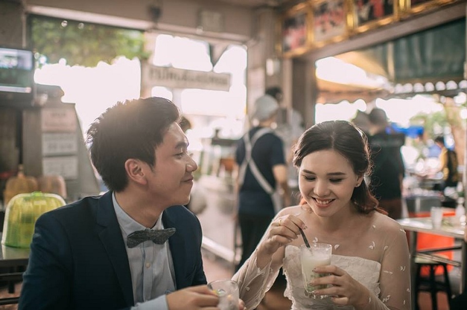 Hài hước bộ ảnh cưới "mê ẩm thực" của cặp đôi Thái Lan - 12 Hài hước bộ ảnh cưới "mê ẩm thực" của cặp đôi Thái Lan - 12