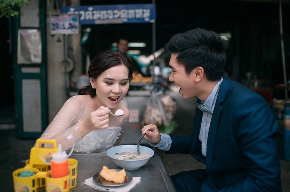 Hài hước bộ ảnh cưới "mê ẩm thực" của cặp đôi Thái Lan - 14 Hài hước bộ ảnh cưới "mê ẩm thực" của cặp đôi Thái Lan - 14