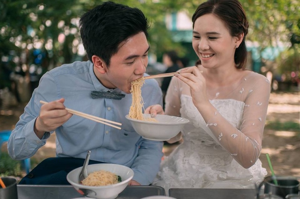 Hài hước bộ ảnh cưới "mê ẩm thực" của cặp đôi Thái Lan - 15 Hài hước bộ ảnh cưới "mê ẩm thực" của cặp đôi Thái Lan - 15