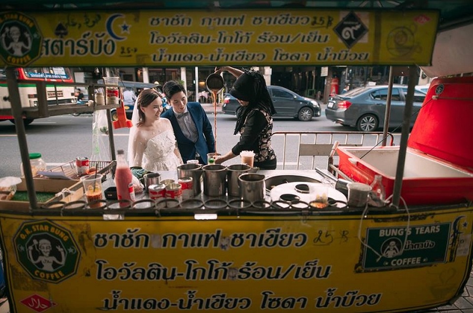 Hài hước bộ ảnh cưới "mê ẩm thực" của cặp đôi Thái Lan - 16 Hài hước bộ ảnh cưới "mê ẩm thực" của cặp đôi Thái Lan - 16