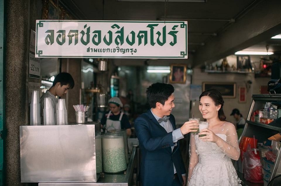 Hài hước bộ ảnh cưới "mê ẩm thực" của cặp đôi Thái Lan - 17 Hài hước bộ ảnh cưới "mê ẩm thực" của cặp đôi Thái Lan - 17