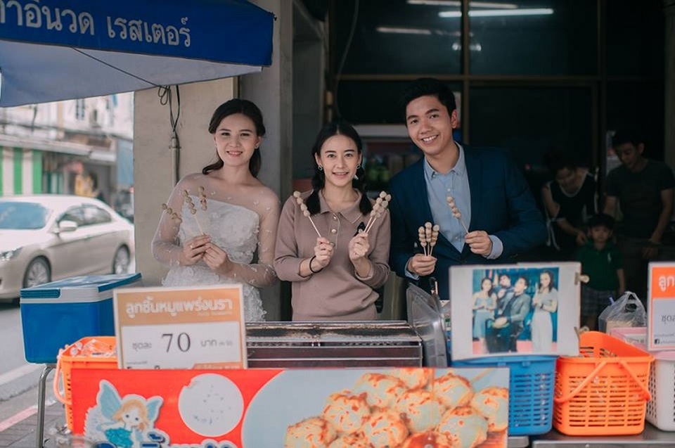 Hài hước bộ ảnh cưới "mê ẩm thực" của cặp đôi Thái Lan - 18 Hài hước bộ ảnh cưới "mê ẩm thực" của cặp đôi Thái Lan - 18