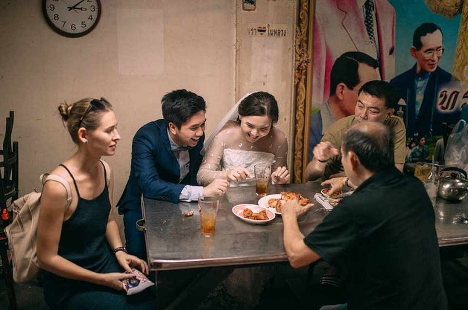 Hài hước bộ ảnh cưới "mê ẩm thực" của cặp đôi Thái Lan - 19 Hài hước bộ ảnh cưới "mê ẩm thực" của cặp đôi Thái Lan - 19