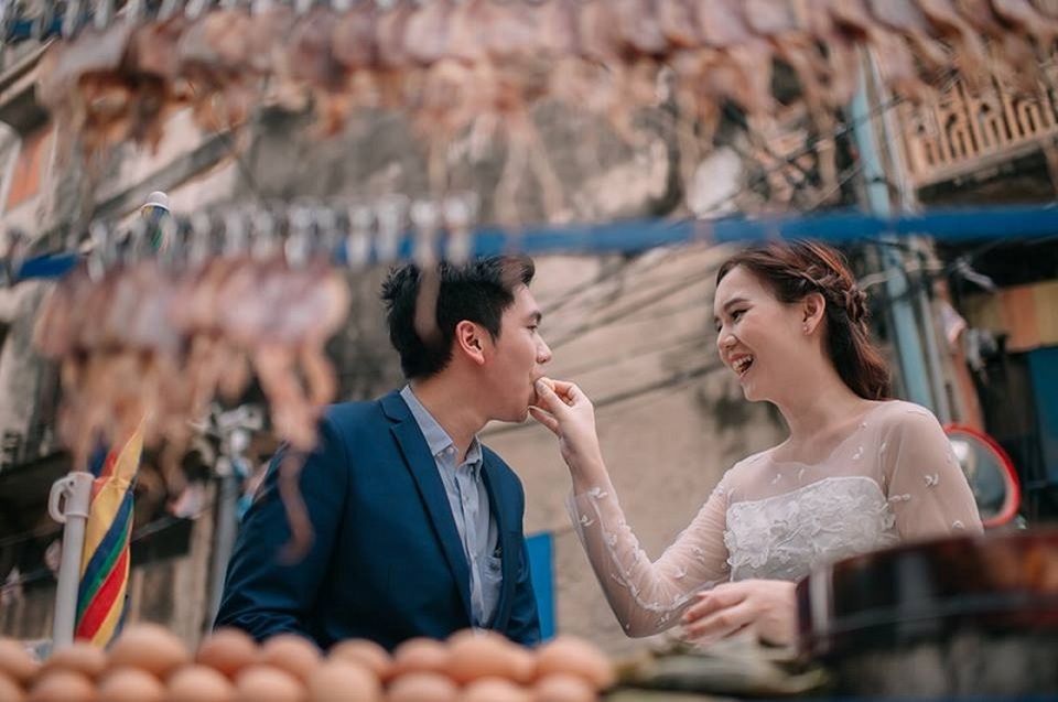 Hài hước bộ ảnh cưới "mê ẩm thực" của cặp đôi Thái Lan - 20 Hài hước bộ ảnh cưới "mê ẩm thực" của cặp đôi Thái Lan - 20