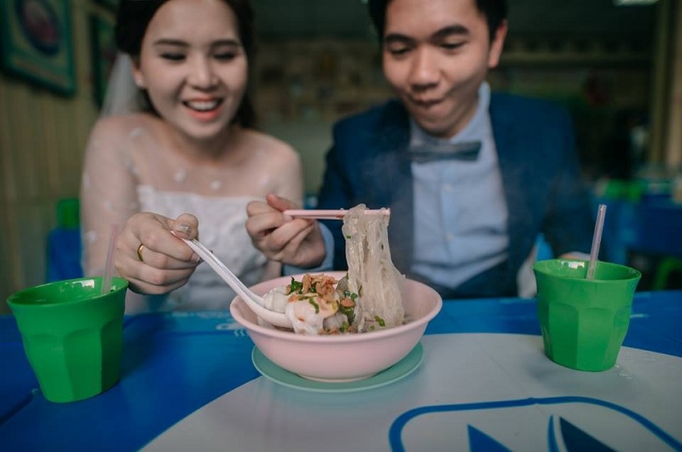 Hài hước bộ ảnh cưới "mê ẩm thực" của cặp đôi Thái Lan - 5 Hài hước bộ ảnh cưới "mê ẩm thực" của cặp đôi Thái Lan - 5