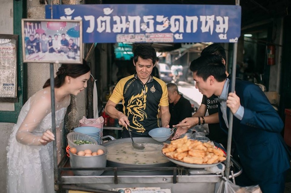 Hài hước bộ ảnh cưới "mê ẩm thực" của cặp đôi Thái Lan - 6 Hài hước bộ ảnh cưới "mê ẩm thực" của cặp đôi Thái Lan - 6