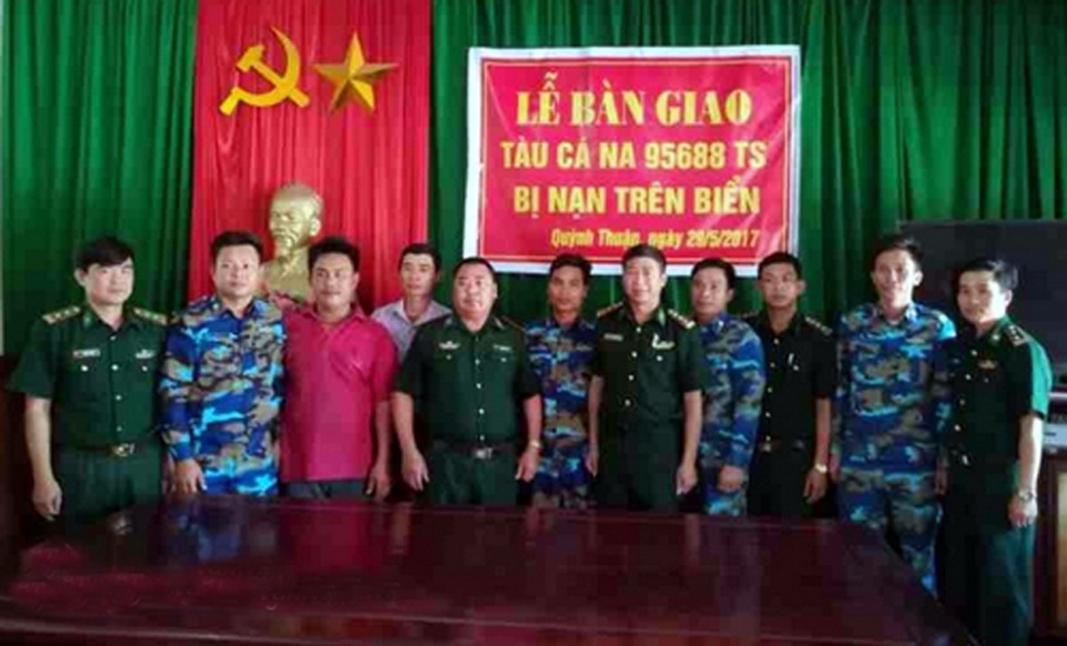 Chiều ngày 29/5, Đồn Biên Phòng Quỳnh Thuận phối hợp với Bộ tư lệnh vùng Cảnh sát biển 1 tiến hành bàn giao 19 thuyền viên và tàu cá mang số hiệu NA 95688TS. (Ảnh: T.N)